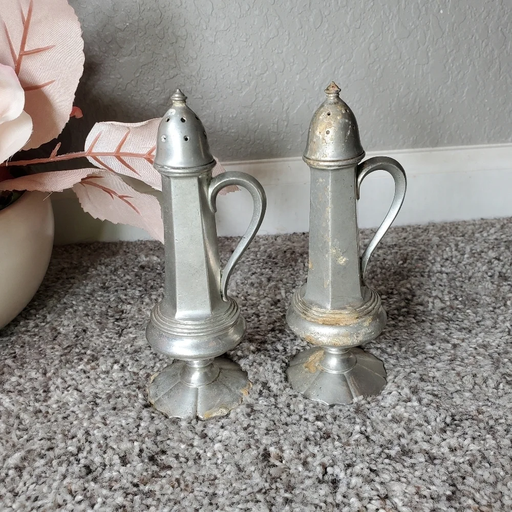 Vintage Peerless Pewter Salt & Pepper Shakers - Pewter 912 Handled S+P Shakers
